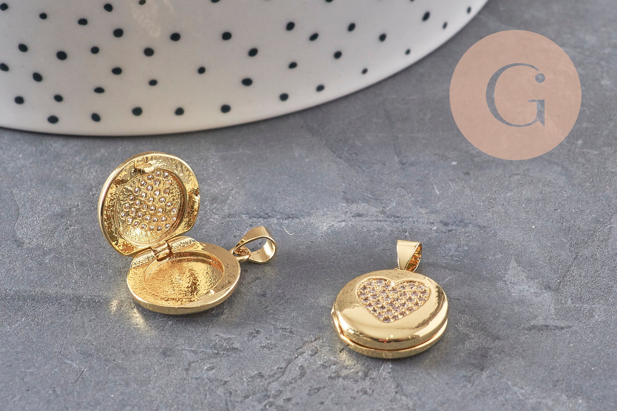 Pendentif locket rond laiton doré 18K coeur zircons 23mm, x1 (G11137)