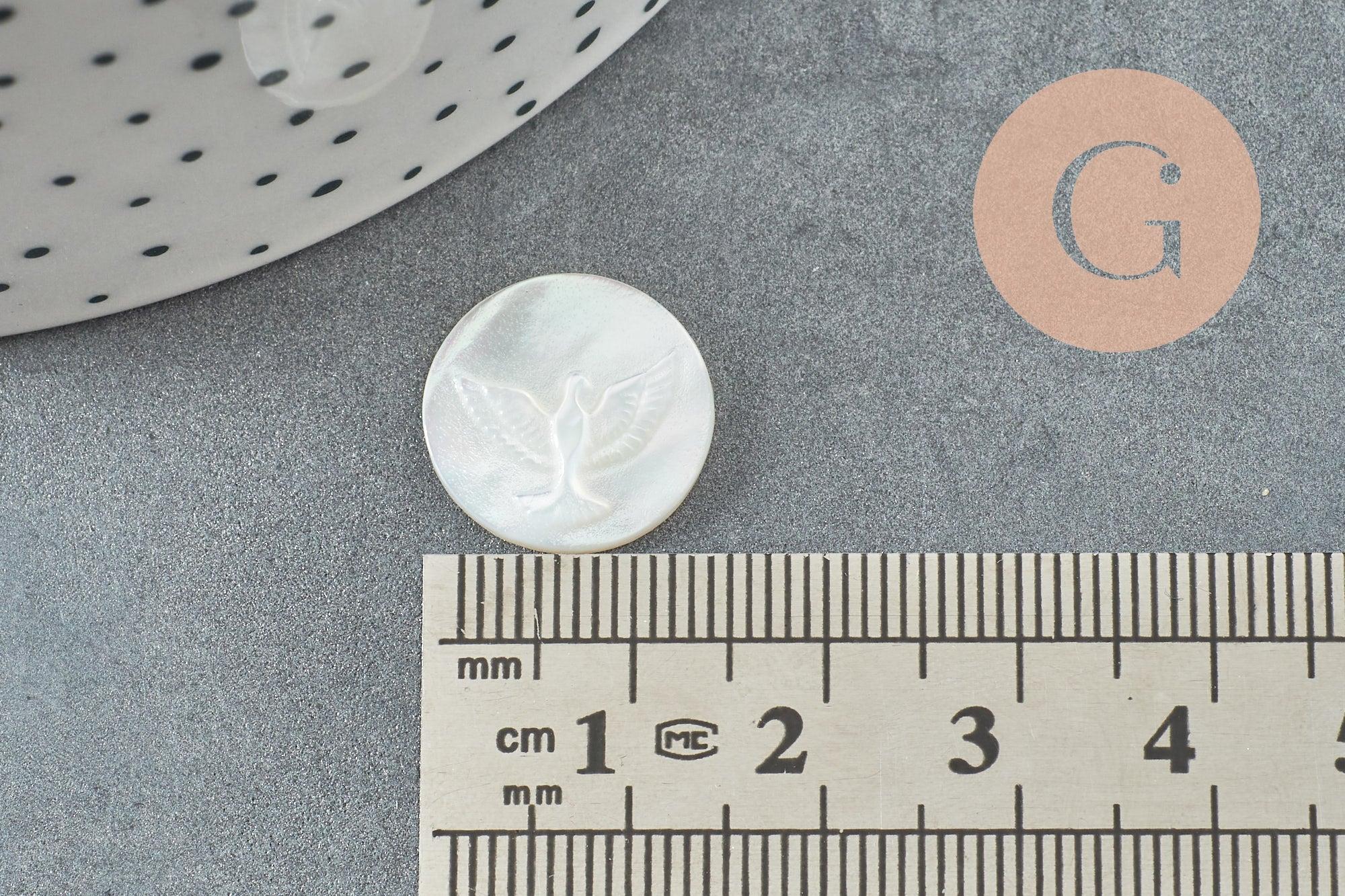 Cabochon rond colombe nacre blanche naturelle gravé 15.5mm, x1 (G9627)