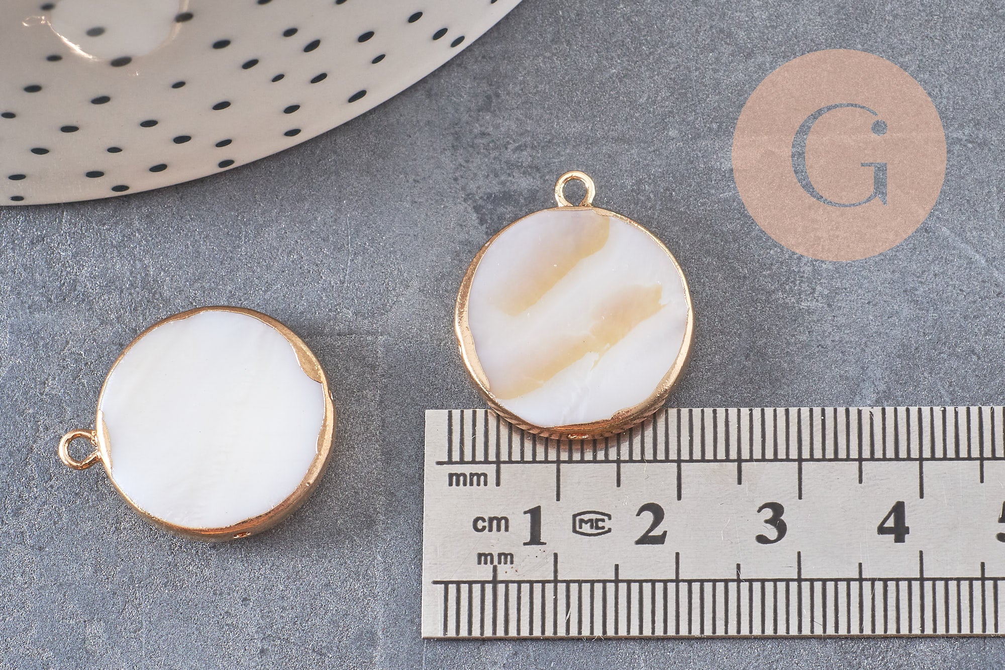 Pendentif nacre blanche naturelle doré 26mm, x1 (G2178)
