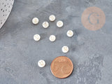 Perle ronde nacre blanche lettre dorée 6x4mm, nacre et coquillage, x1 (G9063)