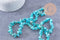 Perles chips turquoise de synthèse, x1 fil 90 cm (G1770)