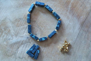 Create a bracelet with elastic thread