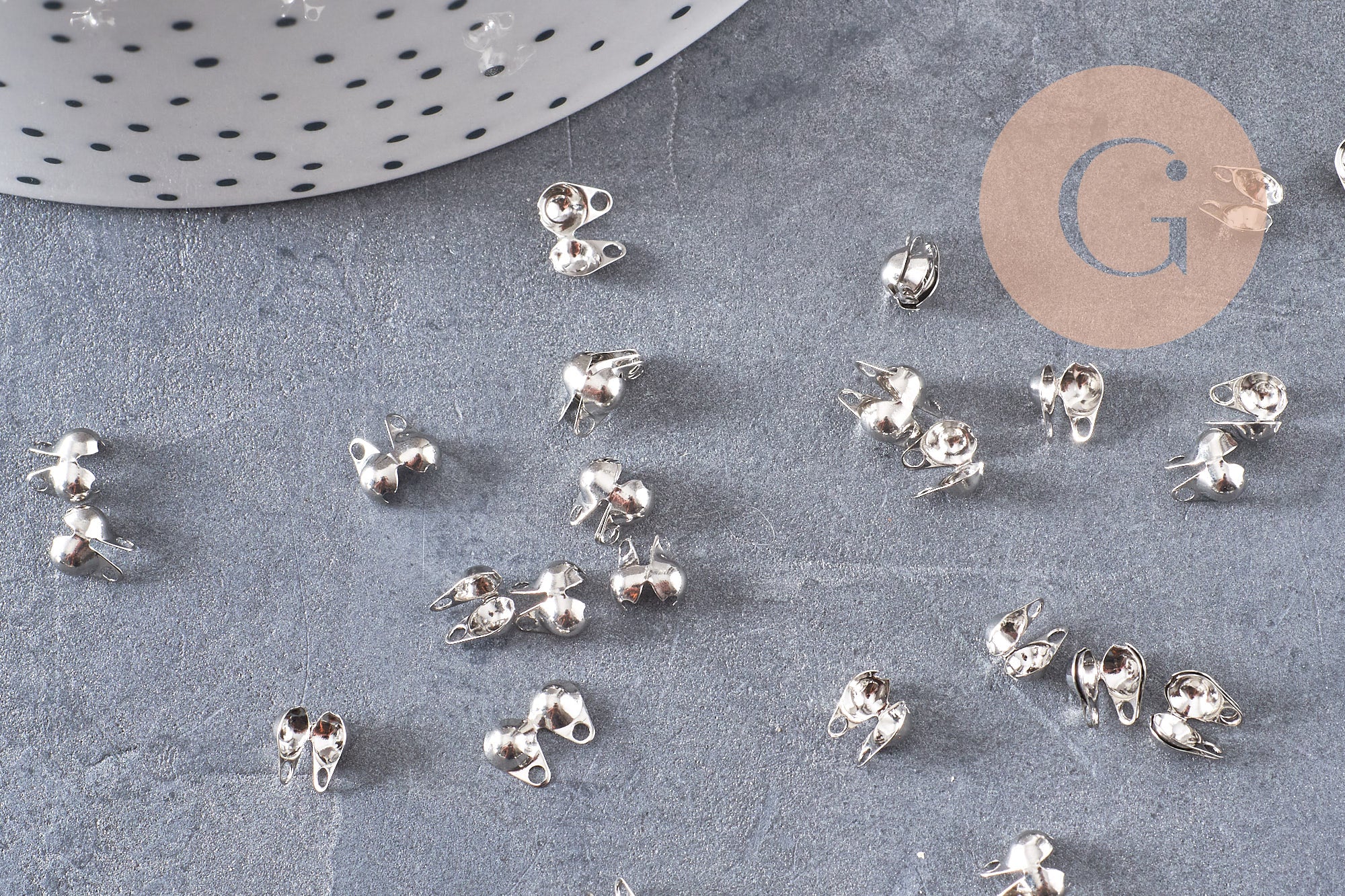 Cache-noeud connecteur chaine boule laiton platine avec trou 3mm, x1gr (G10601)