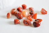 cornaline rouge orange naturelle brute roulée, x20 grammes (G0246)